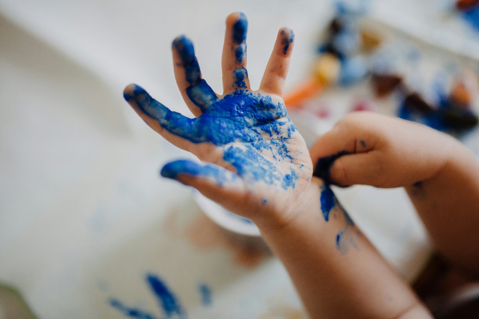Empreintes de mains : peinture sans pinceau dès 18 mois