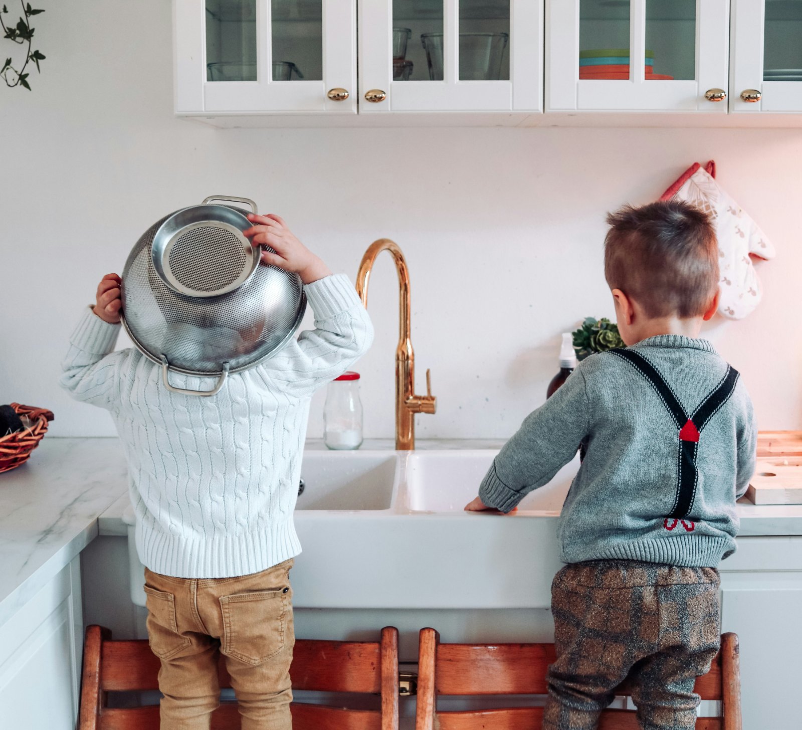 Jeux d'eau en bac : splish-splash pour les tout-petits en été